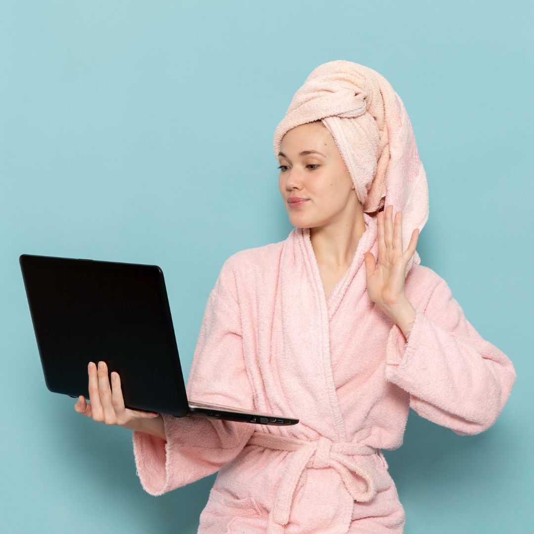 Femme en peignoir devant son pc
