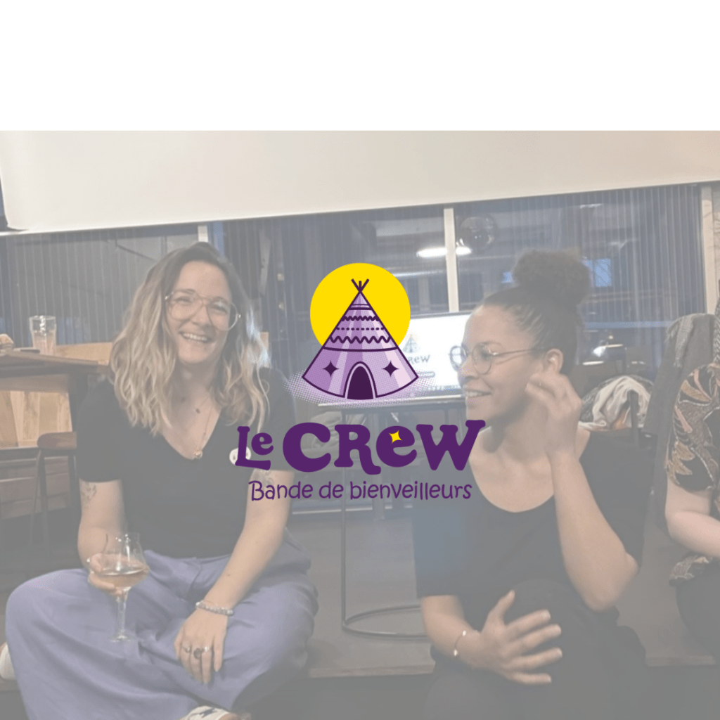 LE CREW bande de bienveilleurs est affiché avec son logo un tipi violet sur fond jaune et les deux co-meneuses Steph et Lucie en fond